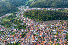 Vue aérienne de Du sud à Dahn dans le département Rhénanie-Palatinat, Allemagne