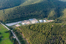 Vue aérienne de Frank Korbwarenfabrik GmbH & Co. KG et Schwarz Zimmerei und Dachdeckerei GmbH derrière le Galgenfelsen à Dahn dans le département Rhénanie-Palatinat, Allemagne