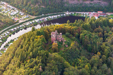 Vue aérienne de Ruines du château de Neudahn au-dessus du camping Neudahner Weiher à Dahn dans le département Rhénanie-Palatinat, Allemagne