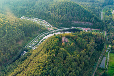 Vue aérienne de Ruines du château de Neudahn au-dessus du camping Neudahner Weiher à Dahn dans le département Rhénanie-Palatinat, Allemagne