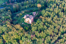 Ruines du château de Neudahn au-dessus du camping Neudahner Weiher à Dahn dans le département Rhénanie-Palatinat, Allemagne hors des airs
