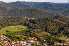 Vue aérienne de Maison au parc thermal Dahn à Dahn dans le département Rhénanie-Palatinat, Allemagne