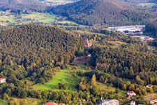 Photographie aérienne de Cimetière d'honneur Dahn avec la chapelle Saint-Michel Dahn et le point de vue du Hochstein à Dahn dans le département Rhénanie-Palatinat, Allemagne