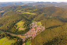 Vue aérienne de Du sud-est à Vorderweidenthal dans le département Rhénanie-Palatinat, Allemagne