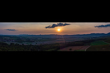 Vue aérienne de Coucher de soleil sur le Horbachtal à le quartier Ingenheim in Billigheim-Ingenheim dans le département Rhénanie-Palatinat, Allemagne