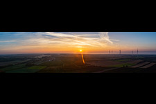 Vue aérienne de Parc éolien Freckenfeld au lever du soleil à Freckenfeld dans le département Rhénanie-Palatinat, Allemagne