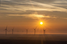 Vue aérienne de Lever de soleil au parc éolien Freckenfeld à Freckenfeld dans le département Rhénanie-Palatinat, Allemagne