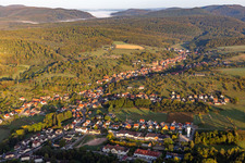 Vue aérienne de La brume matinale recouvre les vallées des Vosges du Nord près de Niederbronn à Langensoultzbach dans le département Bas Rhin, France