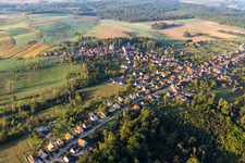 Vue aérienne de Du nord à Frœschwiller dans le département Bas Rhin, France