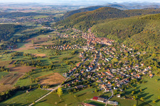 Vue aérienne de Du nord-est à Oberbronn dans le département Bas Rhin, France