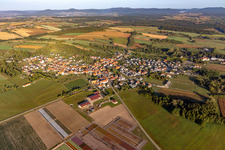 Vue aérienne de Du sud-est à Durrenbach dans le département Bas Rhin, France