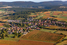 Vue aérienne de Du sud à Kutzenhausen dans le département Bas Rhin, France