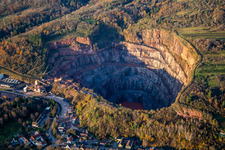 Vue aérienne de Carrière Albersweiler Basalte AG à Albersweiler dans le département Rhénanie-Palatinat, Allemagne