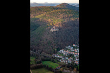 Vue aérienne de Marché de Noël aux ruines du château de Landeck à Klingenmünster dans le département Rhénanie-Palatinat, Allemagne