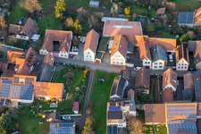 Vue aérienne de Rue principale du sud à le quartier Heuchelheim in Heuchelheim-Klingen dans le département Rhénanie-Palatinat, Allemagne