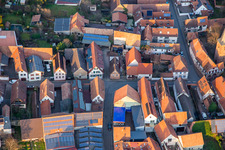 Vue aérienne de Rue principale du sud à le quartier Heuchelheim in Heuchelheim-Klingen dans le département Rhénanie-Palatinat, Allemagne