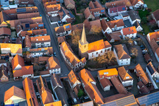 Vue aérienne de Église du sud à le quartier Heuchelheim in Heuchelheim-Klingen dans le département Rhénanie-Palatinat, Allemagne