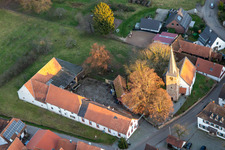 Photographie aérienne de Église protestante à le quartier Klingen in Heuchelheim-Klingen dans le département Rhénanie-Palatinat, Allemagne