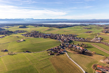 Vue aérienne de Cimetière à le quartier Degerndorf in Münsing dans le département Bavière, Allemagne