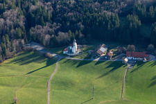 Vue aérienne de Saint Jean-Baptiste à le quartier Oberfischbach in Wackersberg dans le département Bavière, Allemagne