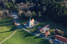 Vue aérienne de Saint Jean-Baptiste à le quartier Oberfischbach in Wackersberg dans le département Bavière, Allemagne