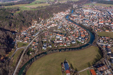 Vue aérienne de Dans la boucle de la Loisach à Wolfratshausen dans le département Bavière, Allemagne