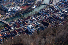 Vue aérienne de Vieille ville avec l'église Saint-André, Obermarkt sur la rive de la Loisa avec Sebastiani-Steg, le pont Andreas à Wolfratshausen dans le département Bavière, Allemagne