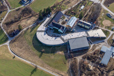 Vue aérienne de École Montessori Biberkor à le quartier Höhenrain in Berg dans le département Bavière, Allemagne