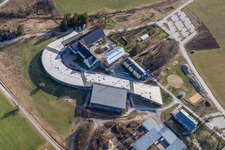 Vue aérienne de École Montessori Biberkor à le quartier Höhenrain in Berg dans le département Bavière, Allemagne