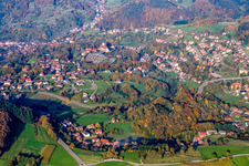 Vue aérienne de Église Notre-Dame à le quartier Hof in Bühlertal dans le département Bade-Wurtemberg, Allemagne