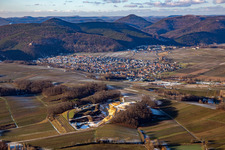 Vue aérienne de Du sud-ouest en hiver à Klingenmünster dans le département Rhénanie-Palatinat, Allemagne