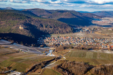 Vue aérienne de Du sud à Klingenmünster dans le département Rhénanie-Palatinat, Allemagne
