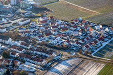 Vue aérienne de Nouvelle zone de développement à Wingert en hiver quand il y a de la neige à le quartier Pleisweiler in Bad Bergzabern dans le département Rhénanie-Palatinat, Allemagne