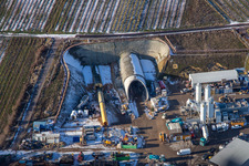 Chantier de construction de tunnel en hiver avec de la neige à Dörrenbach dans le département Rhénanie-Palatinat, Allemagne d'en haut