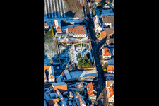 Vue aérienne de Hôtel Restaurant Schlössl en hiver avec de la neige à Oberotterbach dans le département Rhénanie-Palatinat, Allemagne