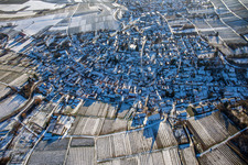 Vue aérienne de En hiver quand il y a de la neige du nord-ouest à le quartier Rechtenbach in Schweigen-Rechtenbach dans le département Rhénanie-Palatinat, Allemagne