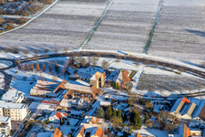 Vue aérienne de Porte du vin allemand Palatinat en hiver avec de la neige à le quartier Schweigen in Schweigen-Rechtenbach dans le département Rhénanie-Palatinat, Allemagne