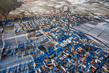 Vue aérienne de En hiver quand il y a de la neige du sud-ouest à le quartier Rechtenbach in Schweigen-Rechtenbach dans le département Rhénanie-Palatinat, Allemagne