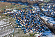 Vue aérienne de En hiver quand il y a de la neige à le quartier Altenstadt in Wissembourg dans le département Bas Rhin, France