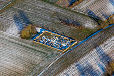 Vue aérienne de Cimetière en hiver avec de la neige à le quartier Kleinsteinfeld in Niederotterbach dans le département Rhénanie-Palatinat, Allemagne