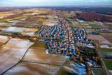 Vue aérienne de En hiver quand il y a de la neige venant de l'ouest à Freckenfeld dans le département Rhénanie-Palatinat, Allemagne