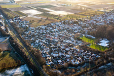 Vue aérienne de Steinweilerer Straße en hiver avec de la neige du nord-est à Winden dans le département Rhénanie-Palatinat, Allemagne