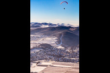 Vue aérienne de De l'est en hiver dans la neige en parapente à Klingenmünster dans le département Rhénanie-Palatinat, Allemagne