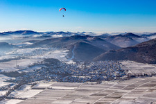 Vue aérienne de De l'est en hiver dans la neige en parapente à Klingenmünster dans le département Rhénanie-Palatinat, Allemagne