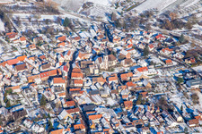 Vue aérienne de Laurentiuskirche du sud en hiver dans la neige à Göcklingen dans le département Rhénanie-Palatinat, Allemagne