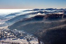 Vue aérienne de Pfalzklinik Landeck du nord-ouest en hiver dans la neige à Klingenmünster dans le département Rhénanie-Palatinat, Allemagne