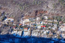 Vue aérienne de Slevogtstrasse en hiver avec de la neige à Leinsweiler dans le département Rhénanie-Palatinat, Allemagne