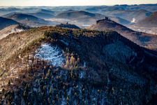 Vue aérienne de Château de Trifels, ruines du château d'Anebos et de Scharfenberg derrière le site de lancement de parapente de Förlenberg en hiver dans la neige à Leinsweiler dans le département Rhénanie-Palatinat, Allemagne