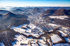 Vue aérienne de Queichtal de l'est en hiver avec de la neige à Annweiler am Trifels dans le département Rhénanie-Palatinat, Allemagne