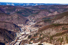 Vue aérienne de Dernbacher Tal du sud en hiver avec de la neige à Ramberg dans le département Rhénanie-Palatinat, Allemagne